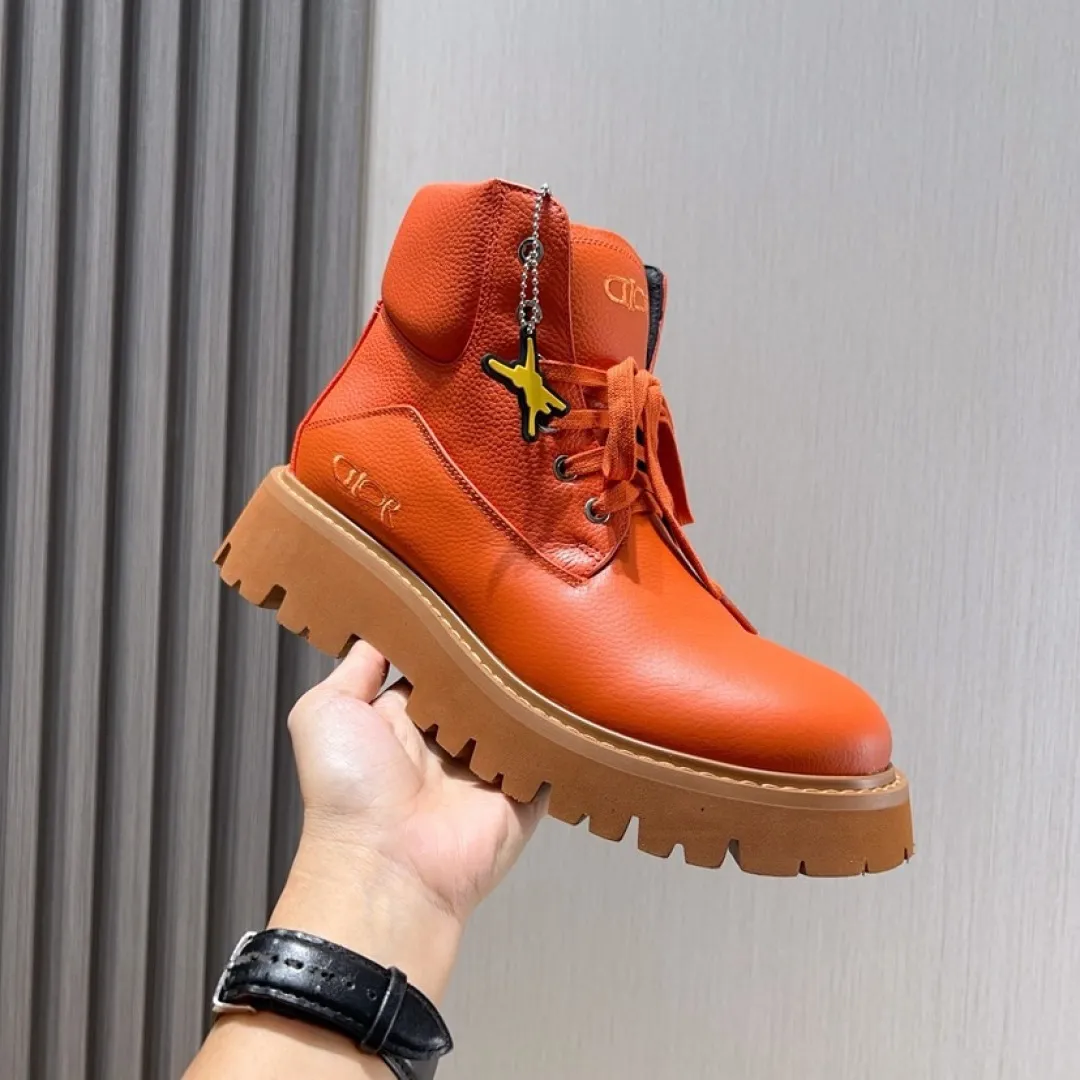 Factory P580💰[Dior] Dior ✨ is online simultaneously👏 This latest popular men's boots for autumn and winter are new products in the series and continue Di*r's classic style. The upper is made of original first-layer cowhide and matched with the original anti-slip and wear-resistant rubber outsole. The rear shoe collar and heel are equipped with brand iconic details to enhance the style. Fashionable and versatile. Create a casual look. Size: 38-44 (45 customized)